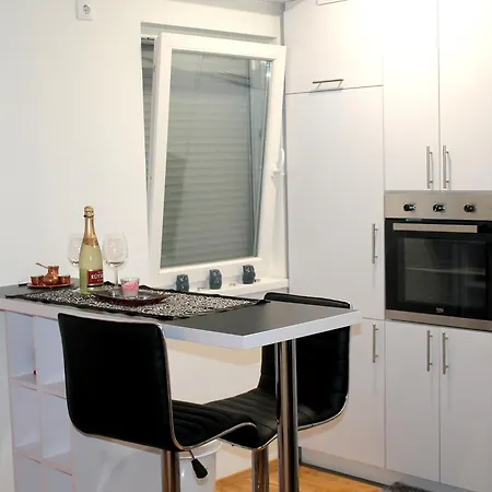 Apartman Apolon Apartment *
